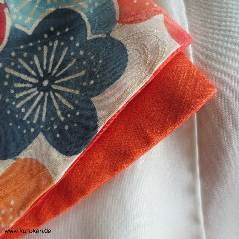 bunte Sakura Blüten auf Wellen Seiden Damast Furisode Kimono
