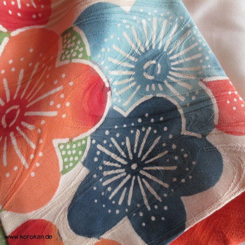 bunte Sakura Blüten auf Wellen Seiden Damast Furisode Kimono