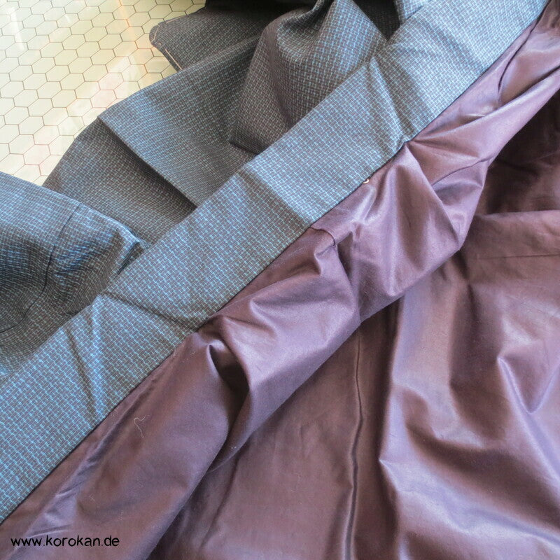 Kimono und Haori Set in blau schwarzer Kasuri Tsumugi Seide, Haus am Wasser