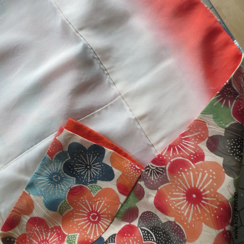bunte Sakura Blüten auf Wellen Seiden Damast Furisode Kimono