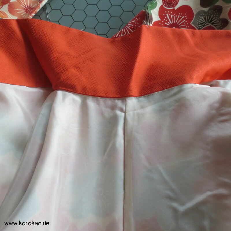 bunte Sakura Blüten auf Wellen Seiden Damast Furisode Kimono