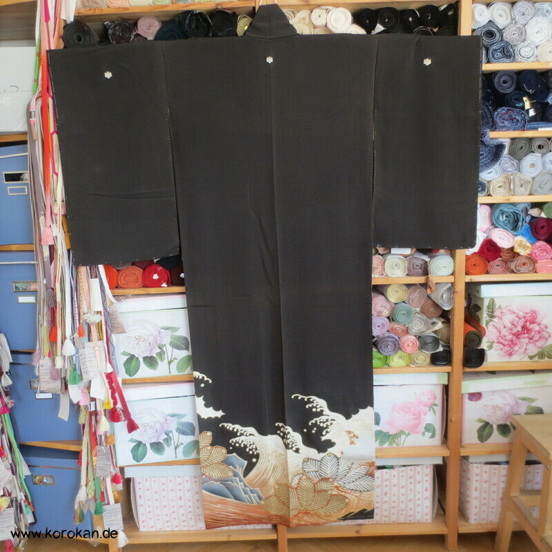 Tsunami und Kiefern antiker Tomesode Kimono