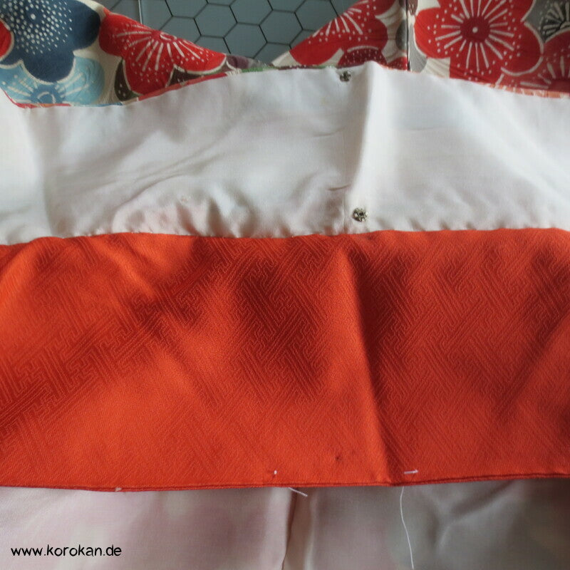 bunte Sakura Blüten auf Wellen Seiden Damast Furisode Kimono