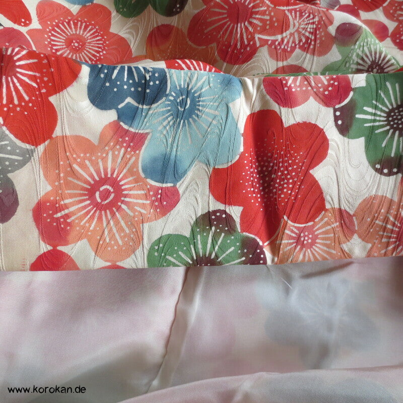 bunte Sakura Blüten auf Wellen Seiden Damast Furisode Kimono