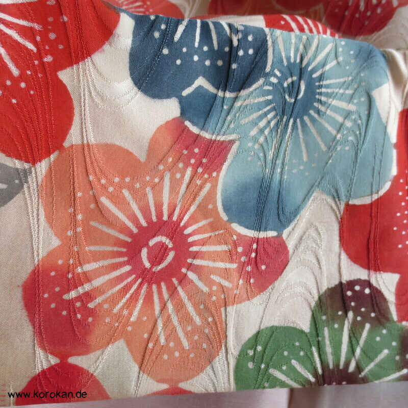 bunte Sakura Blüten auf Wellen Seiden Damast Furisode Kimono