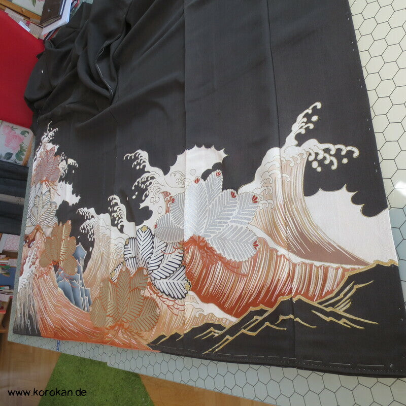 Tsunami und Kiefern antiker Tomesode Kimono