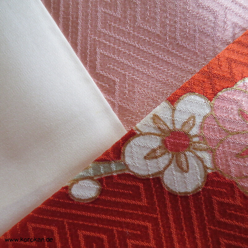 Blumen auf Bambusgittern Rinzu Seiden Damast Furisode