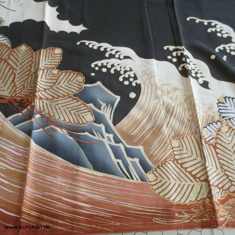 Tsunami und Kiefern antiker Tomesode Kimono