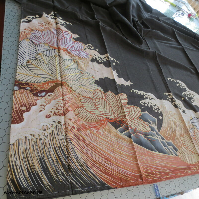 Tsunami und Kiefern antiker Tomesode Kimono