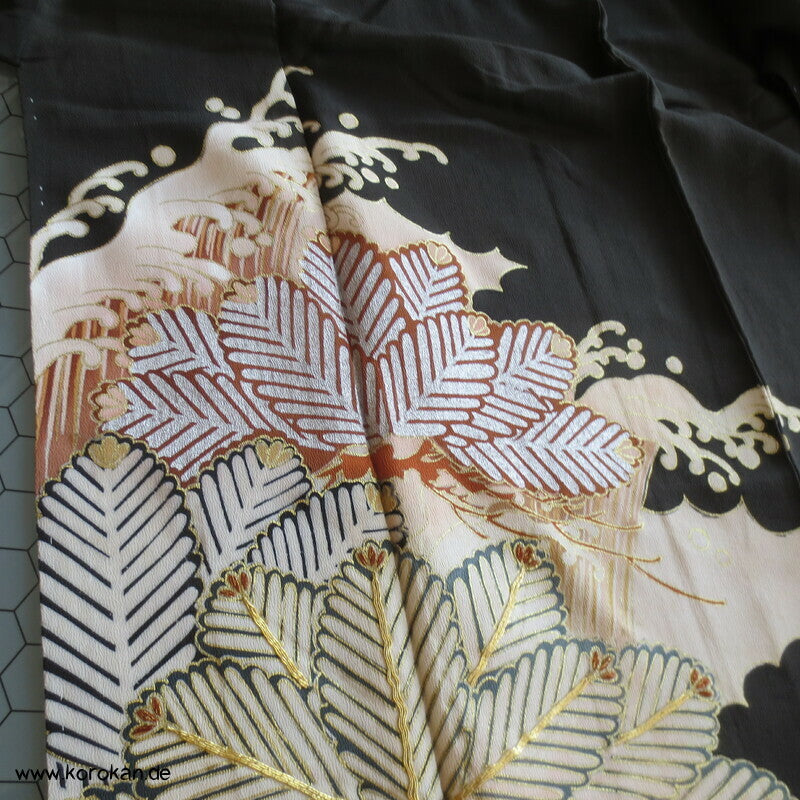Tsunami und Kiefern antiker Tomesode Kimono