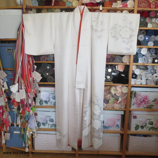 Hochzeits Homongi Kimono Seidendamast mit Päonien, gestickte Uigusu Vögeln