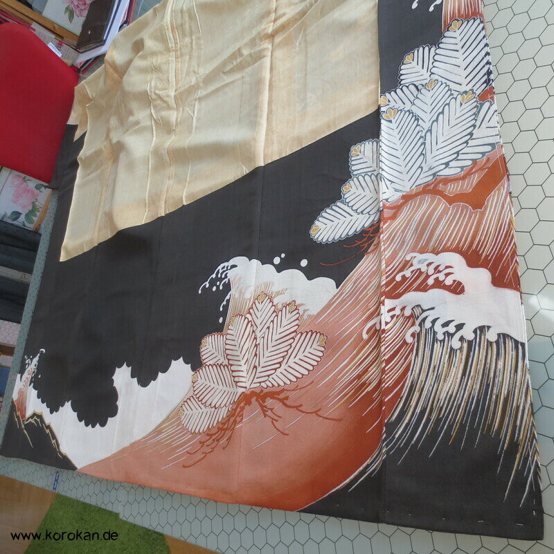 Tsunami und Kiefern antiker Tomesode Kimono