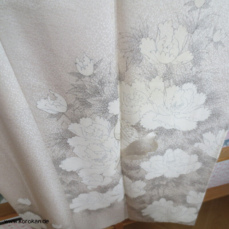 Hochzeits Homongi Kimono Seidendamast mit Päonien, gestickte Uigusu Vögeln