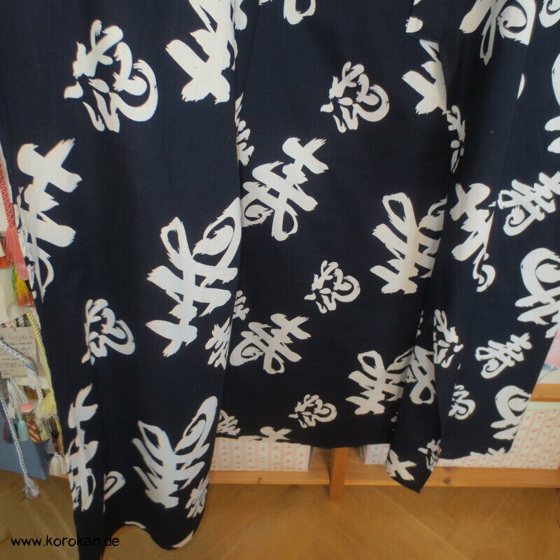 Yukata / Nemaki Schlaf Baumwoll Kimono, Kanji auf dunkelblau