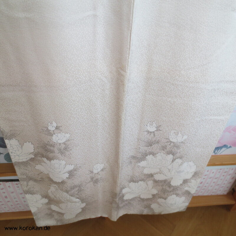 Hochzeits Homongi Kimono Seidendamast mit Päonien, gestickte Uigusu Vögeln