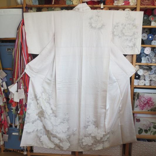 Hochzeits Homongi Kimono Seidendamast mit Päonien, gestickte Uigusu Vögeln