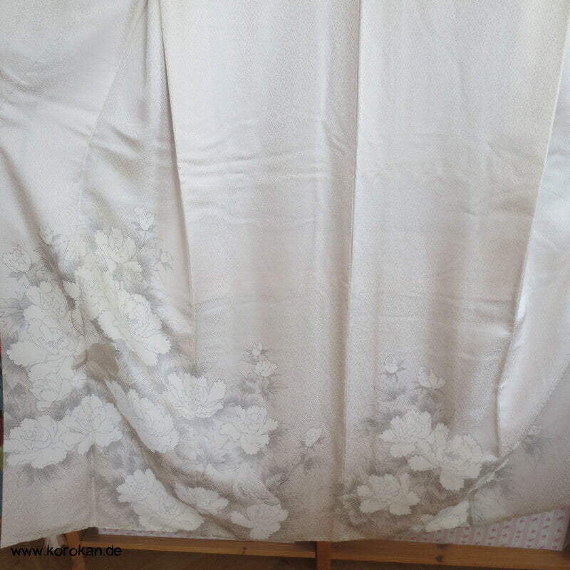 Hochzeits Homongi Kimono Seidendamast mit Päonien, gestickte Uigusu Vögeln
