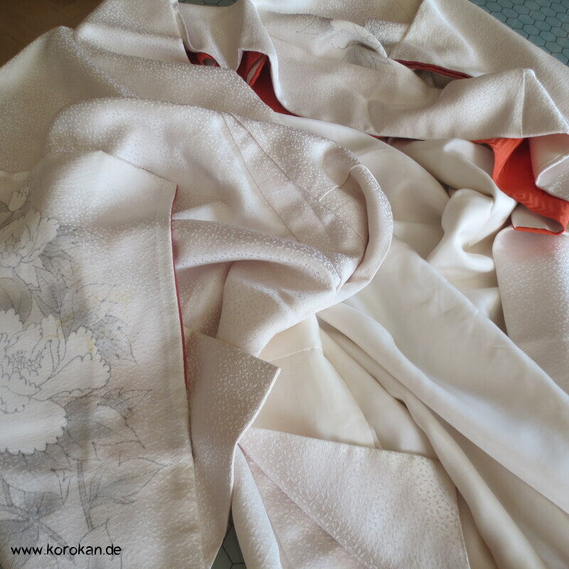 Hochzeits Homongi Kimono Seidendamast mit Päonien, gestickte Uigusu Vögeln