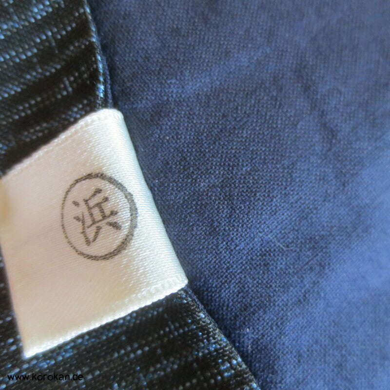 Kimono und Haori Set in blau schwarzer Kasuri Tsumugi Seide, Münzen