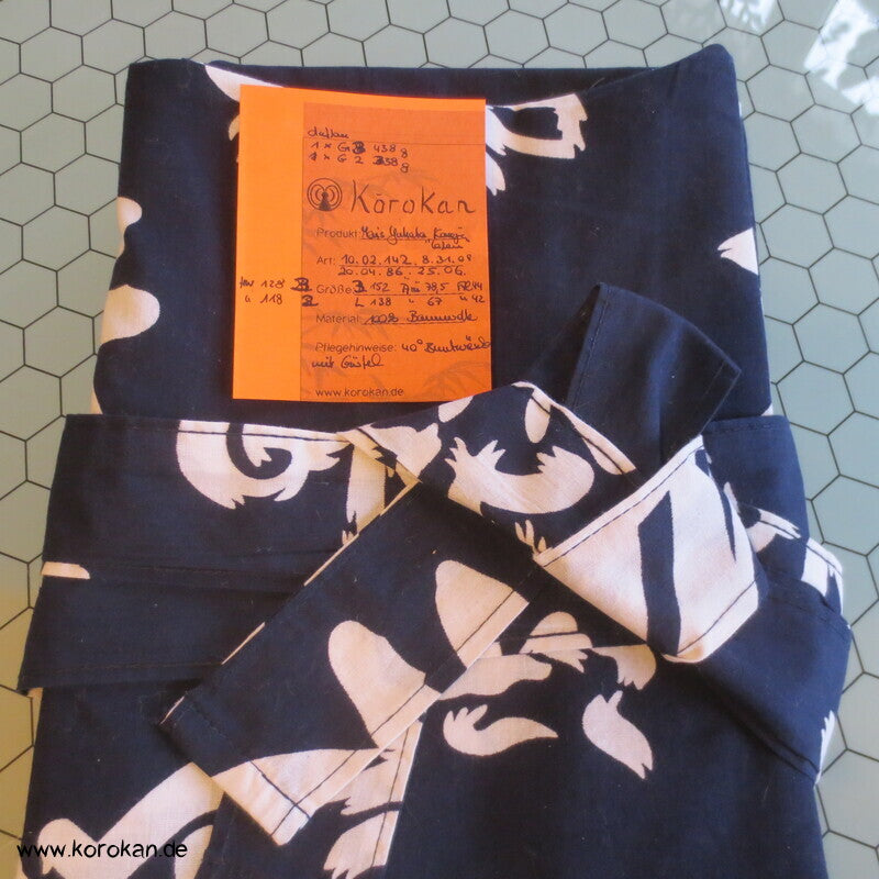 Yukata / Nemaki Schlaf Baumwoll Kimono, Kanji auf dunkelblau