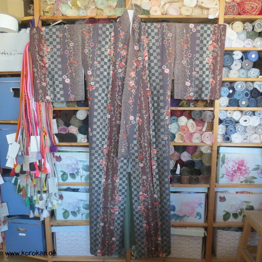 gemusterte dunkle Streifen Komon Kimono, Hakkake grün