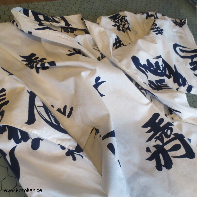 Yukata / Nemaki Schlaf Baumwoll Kimono, Kanji auf weiß