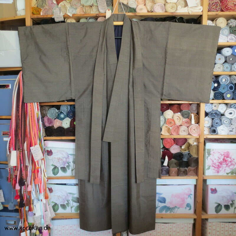 Kimono und Haori Set in dunkelbrauner Kasuri Tsumugi Seide, Shikishi