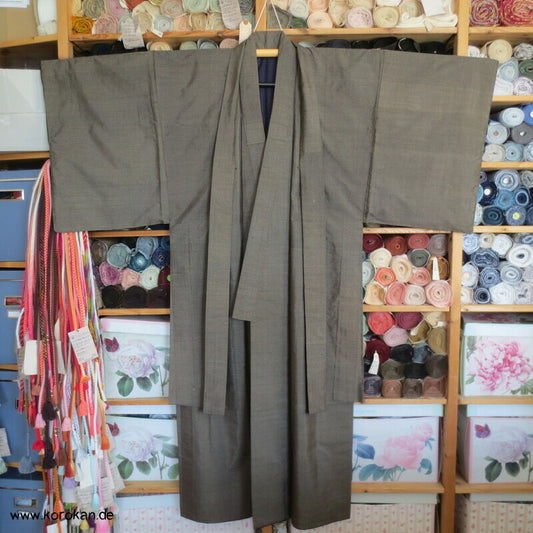 Kimono und Haori Set in dunkelbrauner Kasuri Tsumugi Seide, Shikishi