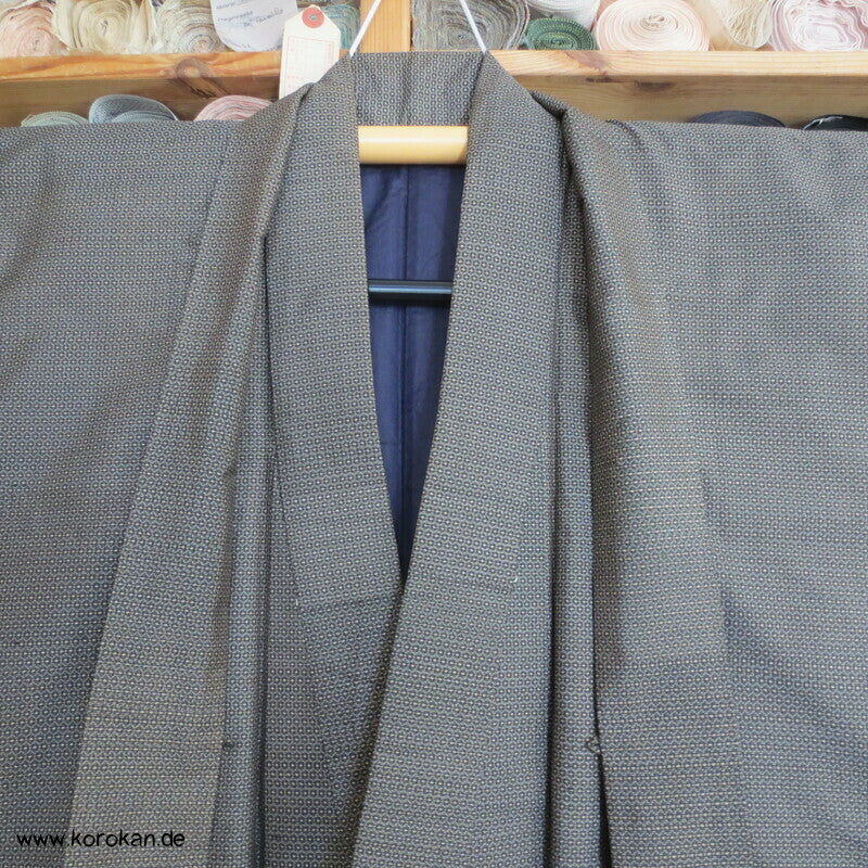 Kimono und Haori Set in dunkelbrauner Kasuri Tsumugi Seide, Shikishi