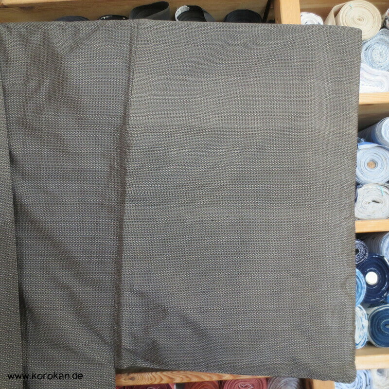 Kimono und Haori Set in dunkelbrauner Kasuri Tsumugi Seide, Shikishi