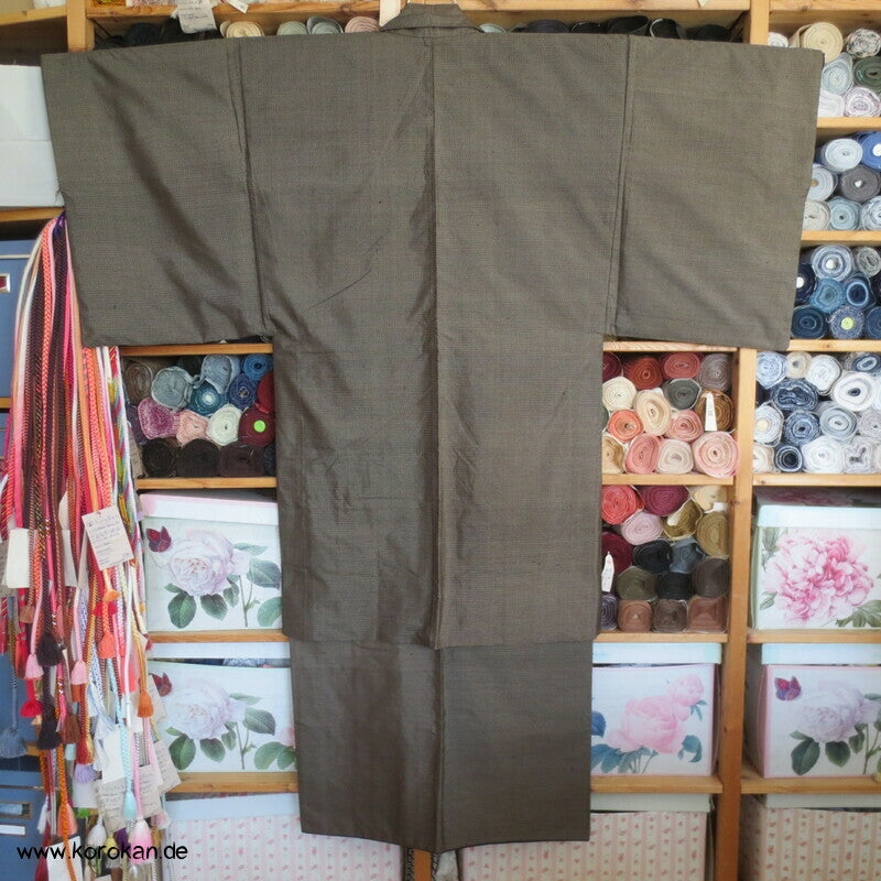 Kimono und Haori Set in dunkelbrauner Kasuri Tsumugi Seide, Shikishi