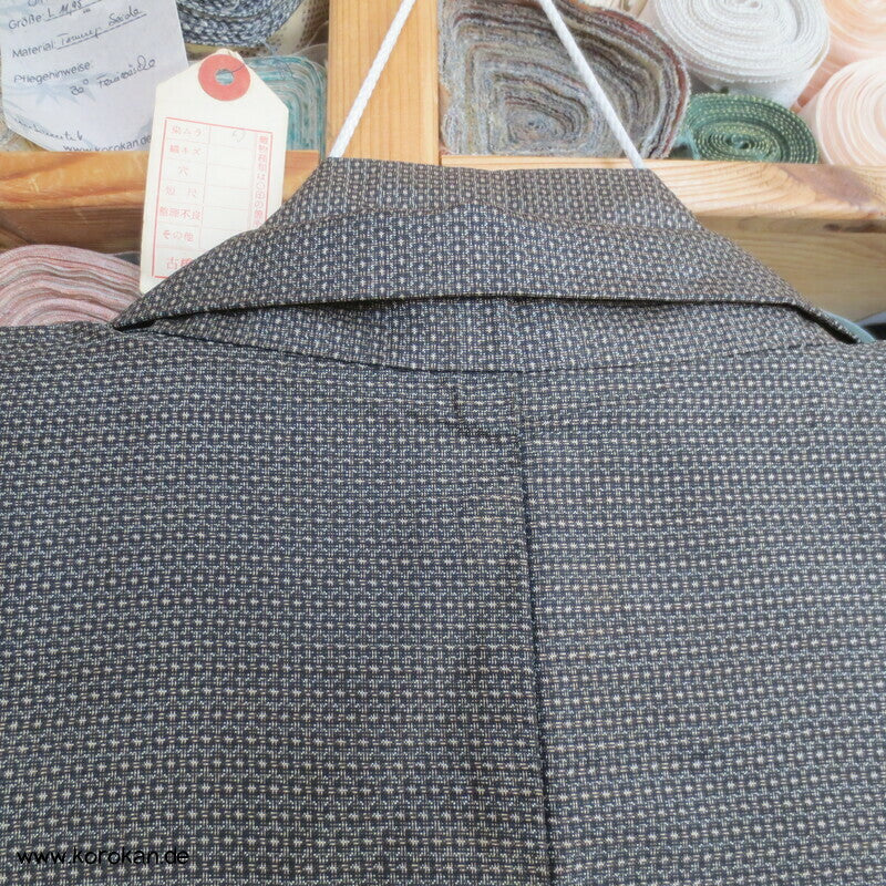 Kimono und Haori Set in dunkelbrauner Kasuri Tsumugi Seide, Shikishi