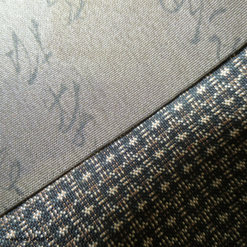 Kimono und Haori Set in dunkelbrauner Kasuri Tsumugi Seide, Shikishi