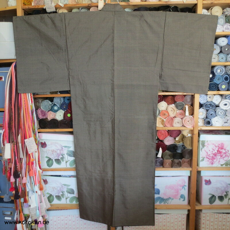 Kimono und Haori Set in dunkelbrauner Kasuri Tsumugi Seide, Shikishi