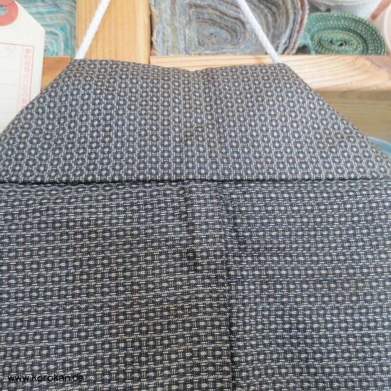 Kimono und Haori Set in dunkelbrauner Kasuri Tsumugi Seide, Shikishi