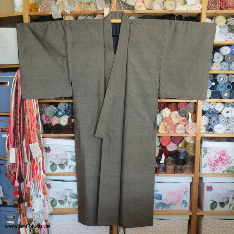 Kimono und Haori Set in dunkelbrauner Kasuri Tsumugi Seide, Shikishi
