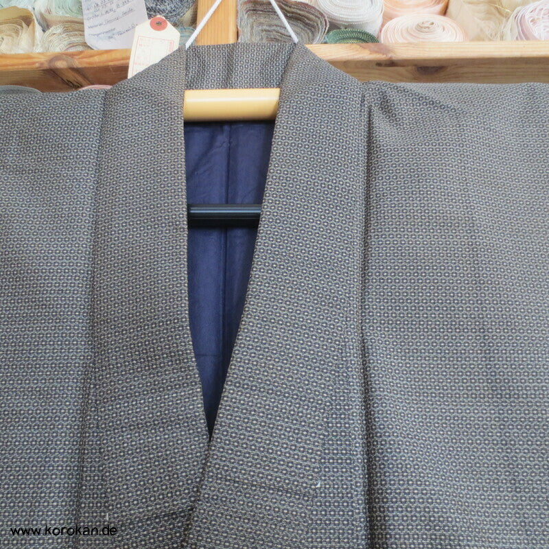 Kimono und Haori Set in dunkelbrauner Kasuri Tsumugi Seide, Shikishi