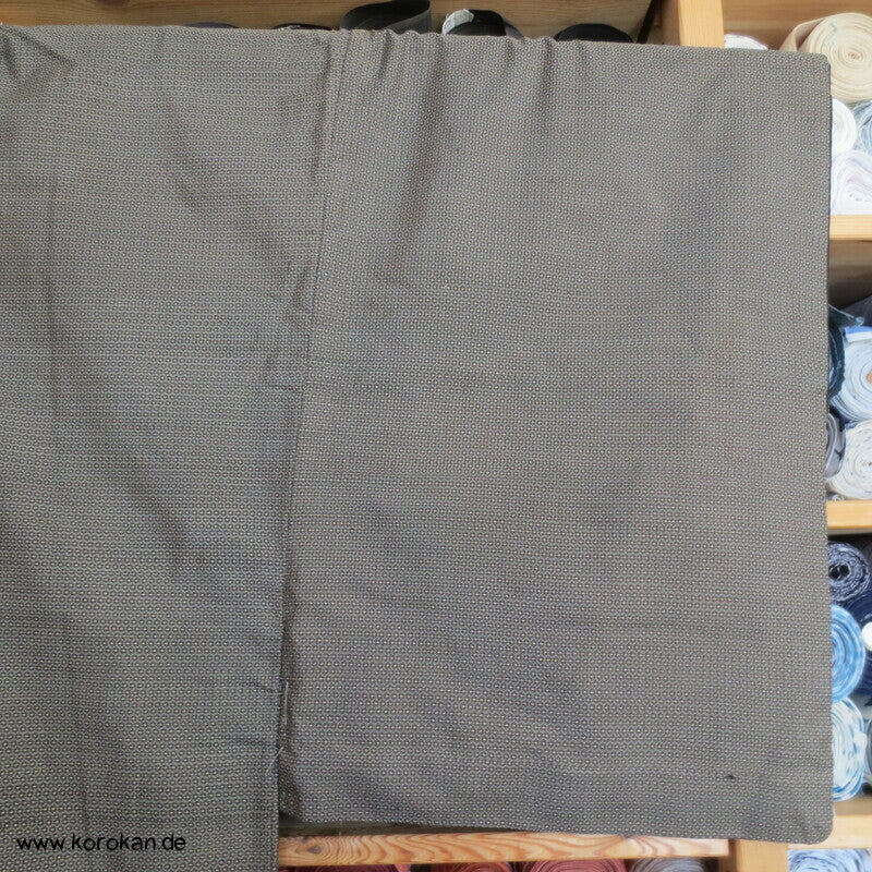 Kimono und Haori Set in dunkelbrauner Kasuri Tsumugi Seide, Shikishi