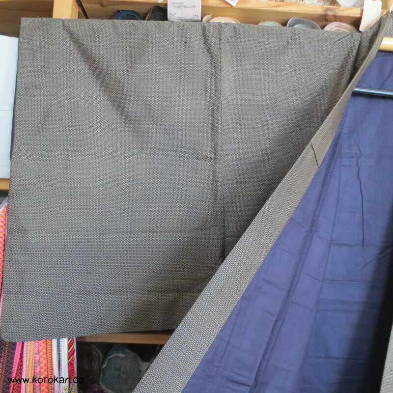 Kimono und Haori Set in dunkelbrauner Kasuri Tsumugi Seide, Shikishi
