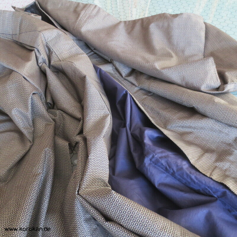 Kimono und Haori Set in dunkelbrauner Kasuri Tsumugi Seide, Shikishi