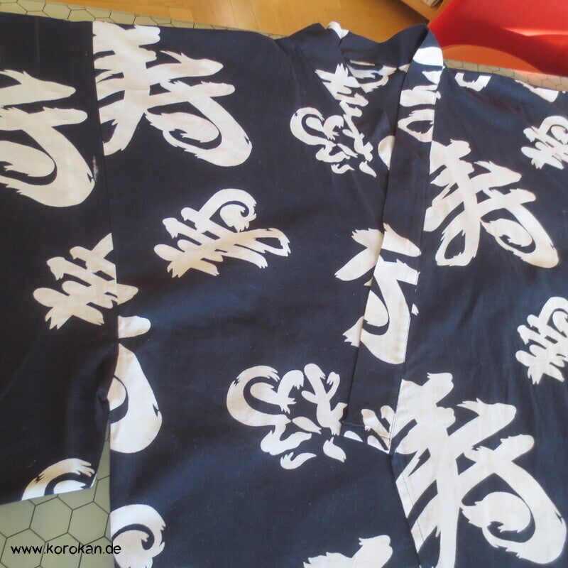 Yukata / Nemaki Schlaf Baumwoll Kimono, Kanji auf dunkelblau