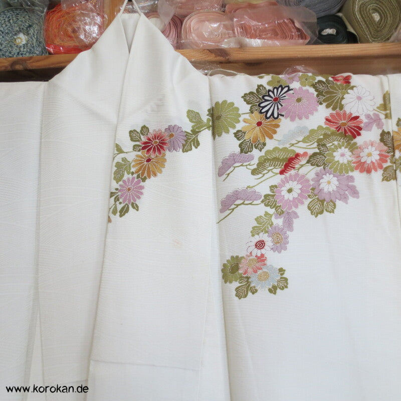 Fluss mit Blüten Homongi / Chu Furisode