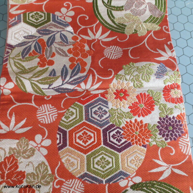 Blumenrondelle auf persimmon Fukuro Obi