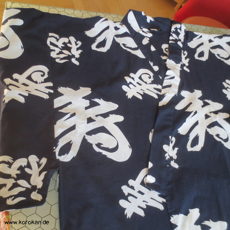 Yukata / Nemaki Schlaf Baumwoll Kimono, Kanji auf dunkelblau