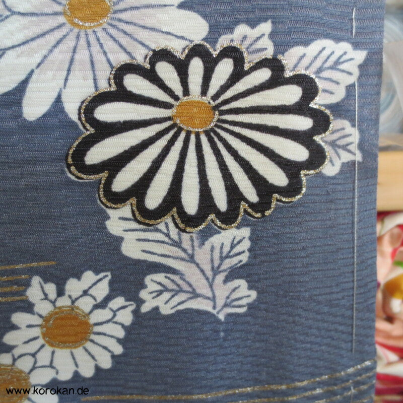 Fluss mit Blüten Homongi / Chu Furisode
