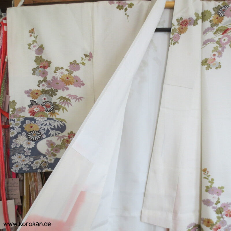 Fluss mit Blüten Homongi / Chu Furisode