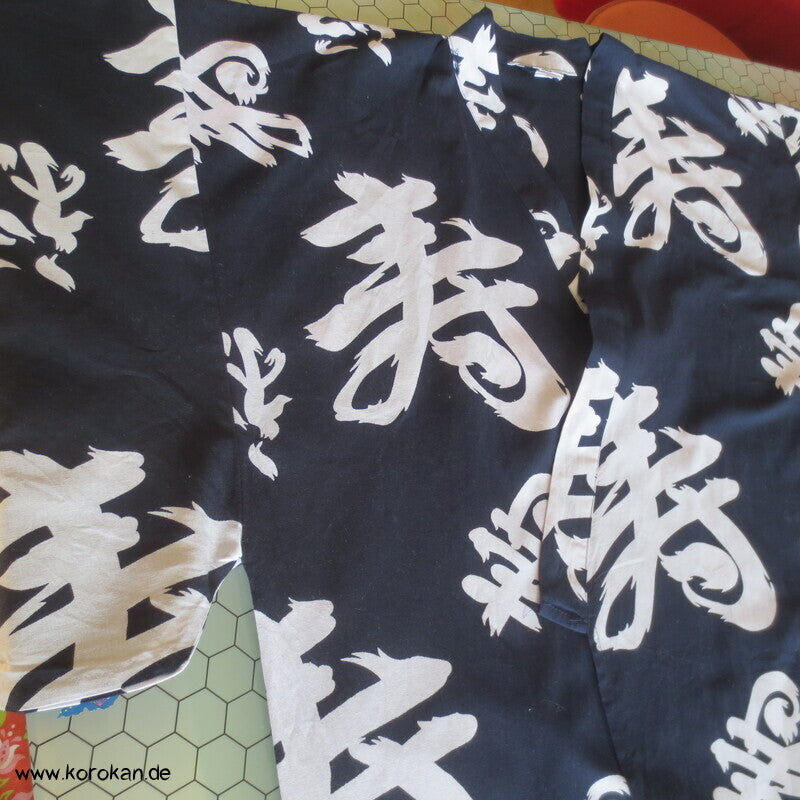Yukata / Nemaki Schlaf Baumwoll Kimono, Kanji auf dunkelblau