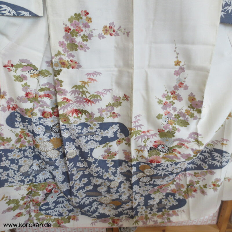 Fluss mit Blüten Homongi / Chu Furisode